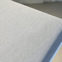 Chaise longue de piscine avec accoudoirs, coussin et dossier réglable pour terrasse extérieure
