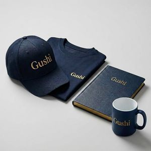 Ensemble cadeau d'entreprise personnalisé tout-en-un : carnet bleu nuit, t-shirt, tasse en céramique, casquette de baseball pour les employés - Product Image 1