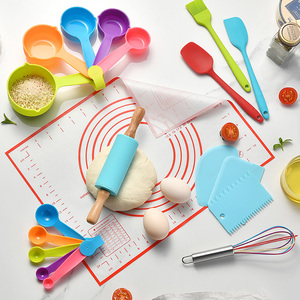 YIGO Montessori Ensemble de cuisson et de <span class=keywords><strong>cuisine</strong></span> pour enfants Outils et ustensiles de <span class=keywords><strong>cuisine</strong></span> sûrs pour les tout-petits Livres de <span class=keywords><strong>cuisine</strong></span> en silicone - Product Image 5
