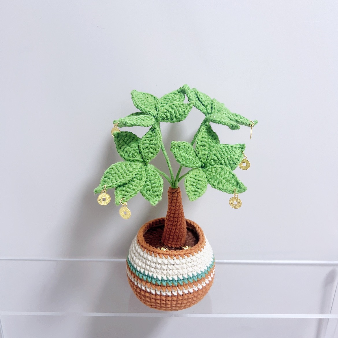 Arbre à fortune en pot unique, finition soignée.