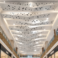 Plafonds suspendus en aluminium perforé ignifuge au design élégant et personnalisé pour hall d'entrée avec éclairage LED