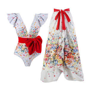 Set di costumi da bagno in 2 pezzi: costume intero con scollo a V e volant + pantaloni larghi coordinati con stampa floreale, completo outfit da spiaggia - Product Image 1
