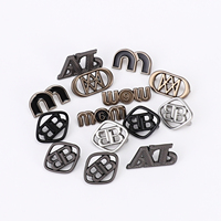 Étiquettes métalliques écologiques personnalisées en alliage de zinc plaqué, découpées au laser, pour vêtements, chapeaux, sacs, avec logo personnalisé en relief et finition antique.