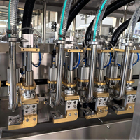 Servopompe à 4 buses Machine de remplissage automatique de liquide visqueux pour le suivi des bouteilles d'huile moteur avec convoyeur