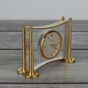 Reloj de mesa moderno de forma rectangular en metal con acabado chapado en oro perfecto para exhibición de mesa decorativa elegante para el hogar - Product Image 2