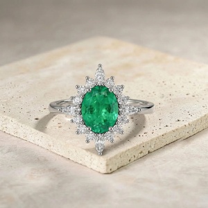 Anillo de Halo con Esmeralda en Plata de Ley, Anillo de Compromiso con Esmeralda Ovalada, Anillo de Halo con Diamantes Vintage, Regalo de Piedra de Nacimiento de Mayo para Ella - Product Image 1