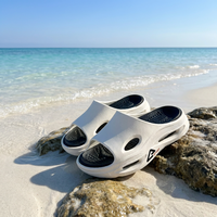 Sandales et Claquettes d'Été pour Hommes en EVA, Style Designer, Semelle Épaisse Cloud Antidérapante, pour l'Extérieur, Vente en Gros