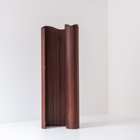 Paravent et séparateur de pièce moderne en bois de pin léger, imperméable, couleur rouge vin et noyer, avec design incurvé en arc