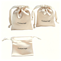 Vente en gros de sacs à poussière en tissu satiné beige imprimé avec logo personnalisé, différentes tailles, pour bijoux et cadeaux