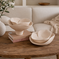 Bol décoratif en céramique beige avec un design à pétales superposés, bol sculptural pour la décoration de la maison