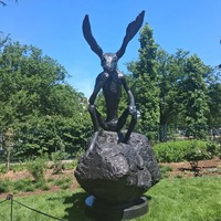Statue de Lapin Penseur en Bronze sur un Rocher pour la Décoration de Jardin et Artistique