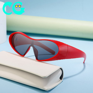2024 mode <span class=keywords><strong>lunettes</strong></span> <span class=keywords><strong>de</strong></span> <span class=keywords><strong>soleil</strong></span> pour femmes et hommes concepteur surdimensionné plage nuances grand cadre à vendre Protection UV remise en gros - Product Image 1
