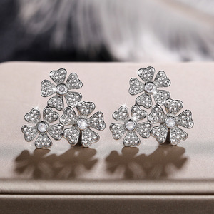 Orecchini a Perno con Mini Margherite per Donne, Accessori di Moda Floreali Vintage per Uso Quotidiano - Product Image 1