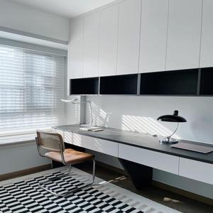 Bureau flottant intégré sur mesure avec bibliothèque, panneau rainuré mat, meuble de rangement personnalisé gain de place pour bureau à domicile - Product Image 2
