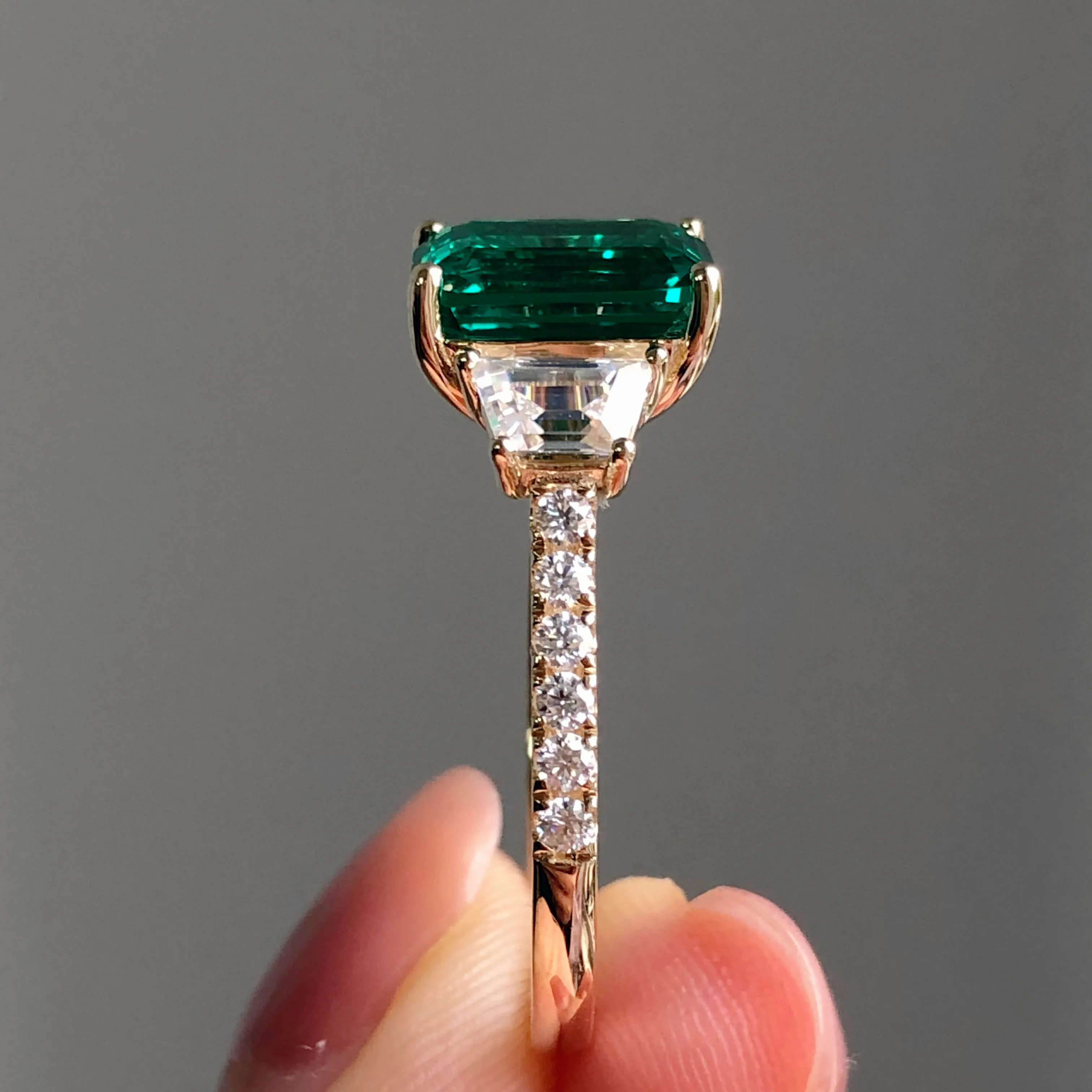 8*10mm Lab Emerald Women Ring 4Ct Green Emerald With Def Moissanite Side 3stones Engagement Ring In 10k