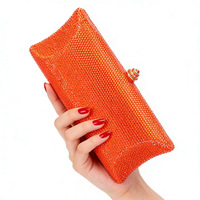 Pochette de soirée rouge unie entièrement ornée de strass pour femme, sac à main scintillant avec fermoir en cristal, idéal pour mariage, fête, bal de promo, cocktail