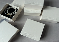 Boîte à bijoux en carton de luxe, forme livre, écologique, recyclable, avec logo personnalisé, 9*9*3cm, beige, fermeture magnétique, doublure en éponge, gaufrage