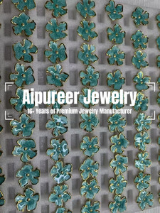 Pendientes de Aro con Incrustaciones de Perlas y Detalles en Oro, Estilo Chic, para Mujer y Hombre, Unisex, de Plata, Tipo Huggie - Product Image 4