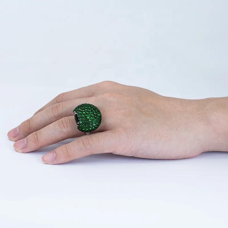 फ़ैक्टरी थोक बड़े हरे रत्न जड़ित तांबे की अंगूठी उत्तम पॉलिश चिकनी बहु-आयामी सौंदर्य फिनिशिंग अंगूठी