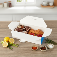 Contenants d'emballage alimentaire jetables personnalisés pour frites et hamburgers écologiques. Plat à emporter du restaurant.