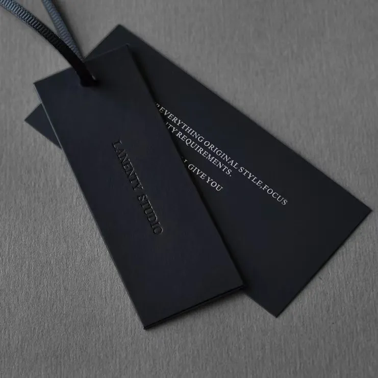 Benutzer definierte schwarze Pappe Papier Tags Kleidungs stück Hangtag Etiketten Kleidung Hang Tags mit Schnur, Hangtags für Kleidung Eigenes Logo