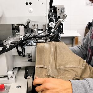 Machine à coudre à double aiguille haute performance VMA avec système d'alimentation automatique pour la pose de boucles de ceinture sur les jeans - Product Image 4