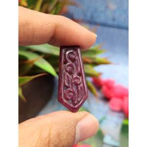 หินแกะสลักลายดอกไม้สีแดงทับทิมสำหรับจี้ - ประวัติศาสตร์ ความเป็นสัญลักษณ์ และความน่าดึงดูดใจในยุคใหม่ จี้พลอย ของขวัญวันเกิด ของขวัญวันแม่ - Product Image 1