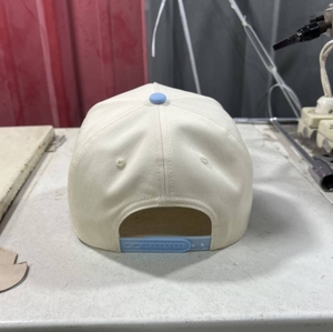 หมวกแก๊ปงานแต่งงานแฟชั่นใหม่ปี 2026 หมวกเบสบอลสีฟ้าทูโทนแบบกำหนดเองสไตล์เทนเนส ซาท์ไนท์ ไนท์ ของชำร่วยสำหรับแขก ของที่ระลึกสำหรับทุกเพศ - Product Image 4