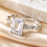 Bague de fiançailles en moissanite pour femme, en argent sterling 925, taille émeraude, avec accent latéral pavé torsadé et quatre griffes