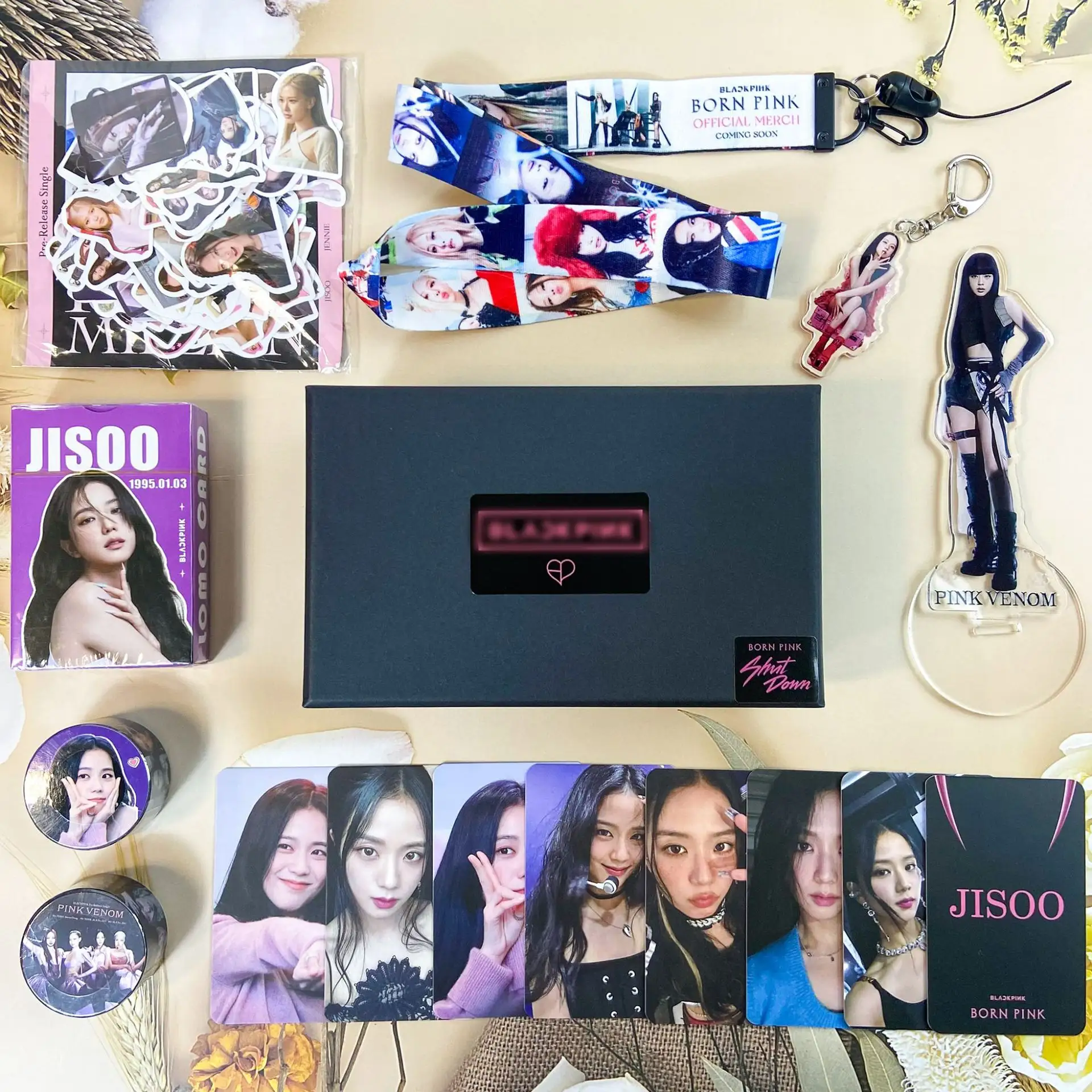 2024 ultima serie di cantanti corea-pop rosa per ragazze spille portachiavi nero con scatole regalo a buon mercato lomo card