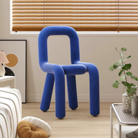 Chaise de salon de style américain moderne et luxueux, avec pieds en métal, dossier rembourré en peau de mouton, forme non standard, pour restaurant