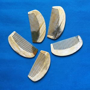 Peigne artisanal en corne de buffle, écologique, moderne, naturel, fait main, outil de soin des cheveux pour un entretien quotidien doux des cheveux - Product Image 1