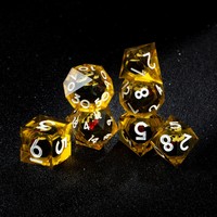 Ensemble de 7 dés polyédriques DND à noyau liquide en résine transparente jaune, faits à la main, à bords tranchants, pour jeux de rôle (RPG) et jeux de société (TRPG)