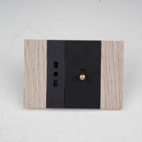 Interrupteur mural de type 118 American Standard, motif marbre, texture pierre, port USB Type A, KLASS Smart Home, appartement en immeuble de grande hauteur