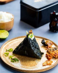Sushi triangulaire japonais traditionnel halal surgelé, algues marines, nori, onigiri, boule de riz - Product Image 1