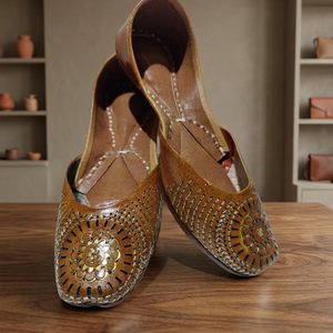 Chaussures fantaisie pour femmes en cuir véritable brodé, motif floral personnalisé, fermeture à boucle, talon plat, tendance de la mode traditionnelle - Product Image 1