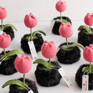 Adornos de flores simuladas hechos a mano, ganchos de tulipanes, plantas en maceta tejidas, flores de hilo tejido para regalar a un amigo mayor. - Product Image 1