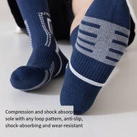 Chaussettes de sport athlétiques tricotées pour l'été avec design réfléchissant, logo personnalisé sur le bord et le bas, respirantes et anti-humidité pour le cyclisme et la course à pied (hommes)