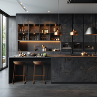 Armoires de cuisine sur mesure avec portes en bois massif et îlot de rangement, fabriquées sur commande pour projets d'aménagement intérieur personnalisés