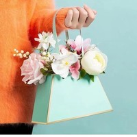 Vente directe d'usine, boîte-cadeau florale en carton blanc haut de gamme, emballage à porter à la main, sac cadeau souvenir d'anniversaire, design tendance