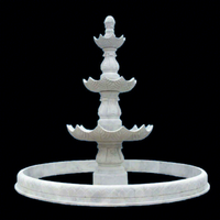 Handgefertigter 3-stufiger Marmorbrunnen mit gewellter Schale und Beckenrand