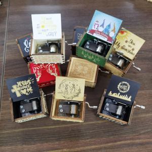 Grosir Pabrik Anime kecil murah diukir kustom kayu Mini satu bagian kotak musik engkol tangan untuk anak perempuan - Product Image 4