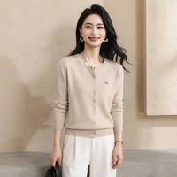 Großhandel Damen Strickjacke mit Metallknöpfen und Abzeichen-Detail Unregelmäßige Spitze Lange Ärmel Schlanke Strickjacke für Frauen