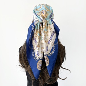 Élégant foulard en soie à imprimé floral, forme carrée, accessoire de mode pour femmes, toutes saisons, multifonctionnel, motif vert, jaune, bleu - Product Image 3