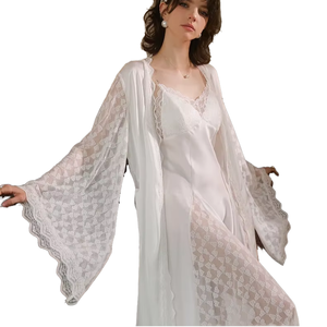 ชุดนอนผ้าซาตินสีขาวเนื้อนุ่ม ระบายอากาศดี คอวี สายเดี่ยว ยาวคลุมเข่า พร้อมเสื้อคลุม ชุดสองชิ้น สำหรับฤดูร้อนและฤดูใบไม้ผลิ - Product Image 1