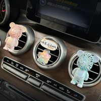 Vente en gros de décorations d'intérieur de voiture Ventilateur d'ours Parfum de voiture et sortie de climatiseur Lumière durable Aromathérapie Désodorisant coloré