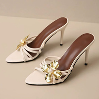 Sandales d'été 2026 pour femmes à talons hauts, avec décoration dorée, bout pointu, fermeture à enfiler, design tendance fleur métallique et perles