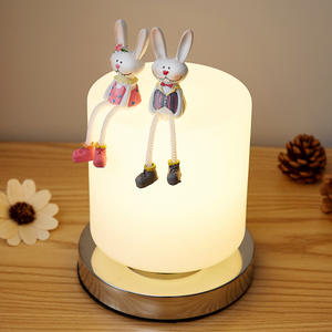 Lampe de table carrée moderne et minimaliste en verre et bois massif avec motif lapin pour chambre et bureau - Product Image 3