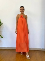 Robe longue plissée sexy à col halter avec décorations florales 3D, fluide, pour l'été et la plage, élégante robe de soirée, prête à être expédiée (MOQ 1 pièce)