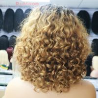 Cheveux vierges brésiliens Remy bouclés, partie en T, mi-longs, entièrement faits à la machine # Couleur 1B27, blond gingembre, sans colle, vente en gros, sur mesure